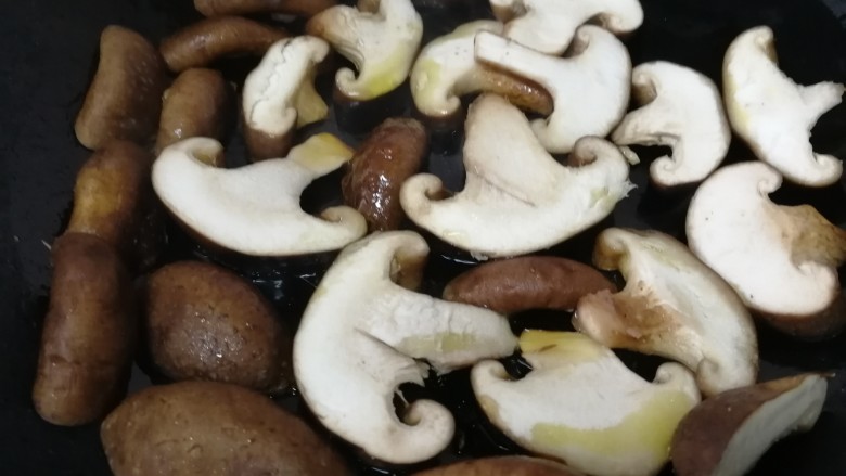 香菇焖鸡,油微热放入香菇,小火煎。