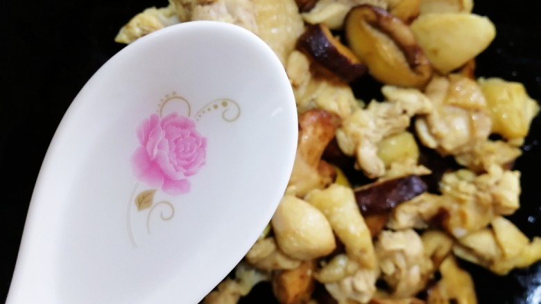 香菇焖鸡,半汤匙<a style='color:red;display:inline-block;' href='/shicai/ 900'>白酒</a>,文火炒香。