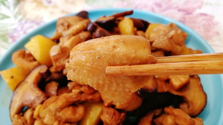 香菇焖鸡,鸡块滑嫩,香菇鲜香,超级下饭。