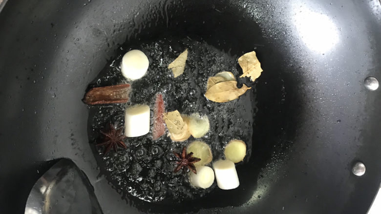 香菇焖鸡,起锅热油,下入葱姜香料炒香