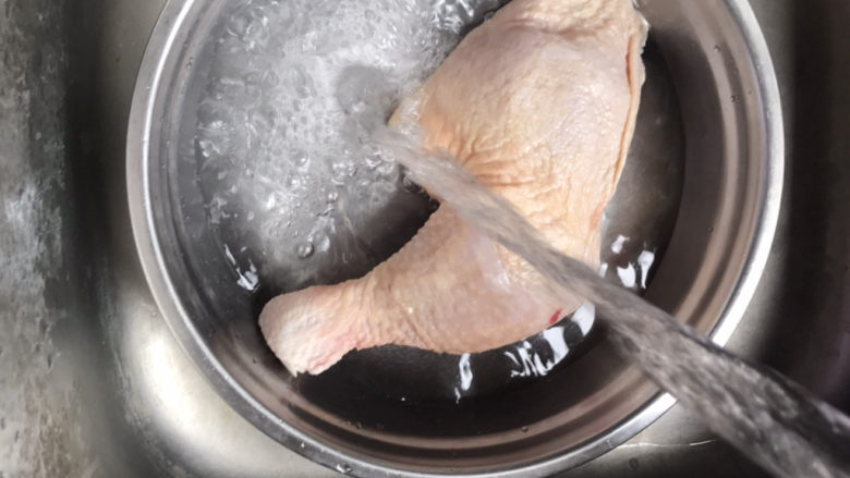 香菇焖鸡,买回来的鸡腿摘干净绒毛,洗干净