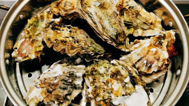 清蒸生蚝,上蒸锅蒸制 水烧开后蒸3分钟