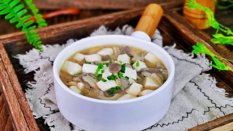 平菇豆腐汤,味道鲜美的平菇豆腐汤。