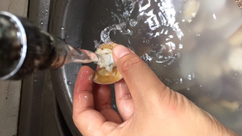 蛤蜊蒸蛋,用水龙头🚰一个个冲洗干净,也是防止还有沙子,不过有些为了省事也可以将就不冲洗,直接一篮子过一下凉水