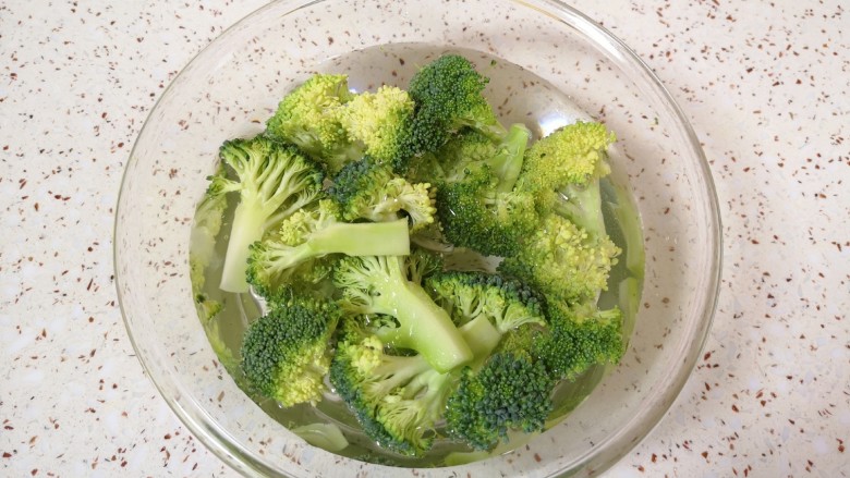 日式肥牛饭,用淡盐水浸泡10分钟左右,清洗干净。