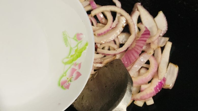 洋葱滑蛋,加入水焖2分钟。