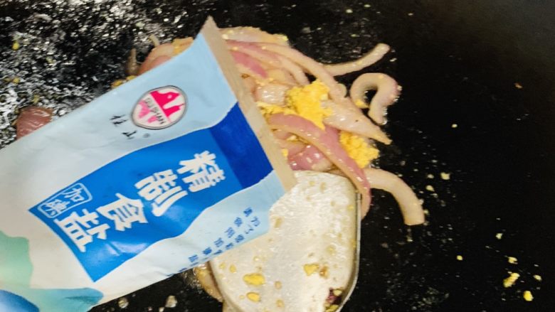 洋葱滑蛋,加入食盐拌匀。