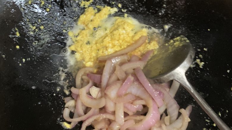 洋葱滑蛋,倒入洋葱翻炒均匀。