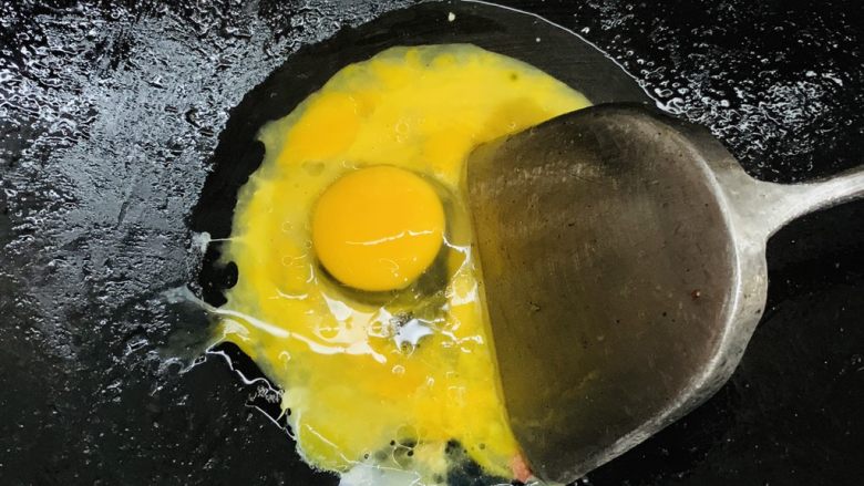 洋葱滑蛋,开最小火把蛋直接打入锅里。