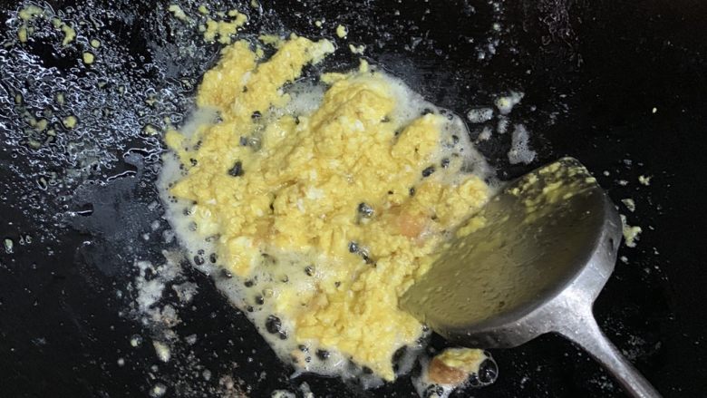 洋葱滑蛋,知道蛋液结块。