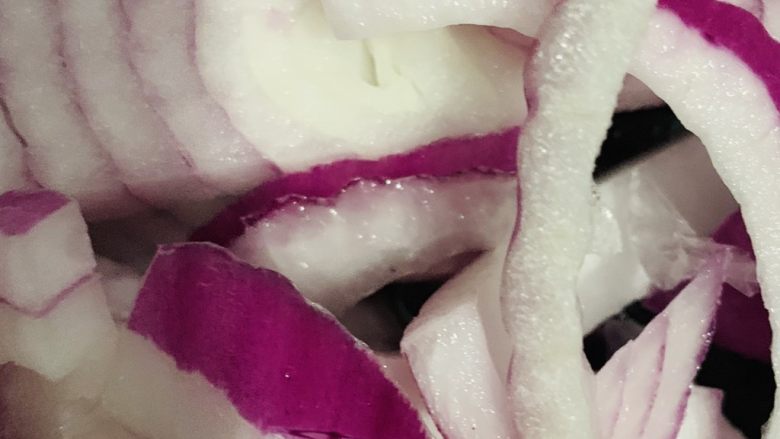 洋葱滑蛋,洋葱切丝备用。