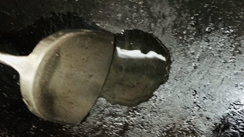 洋葱滑蛋,倒入剩下的食用油。