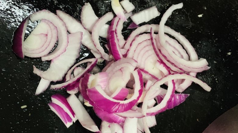 洋葱滑蛋,倒入洋葱。