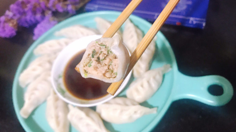 苋菜饺子🥟,配上自己喜欢的蘸酱,味道非常鲜美!
