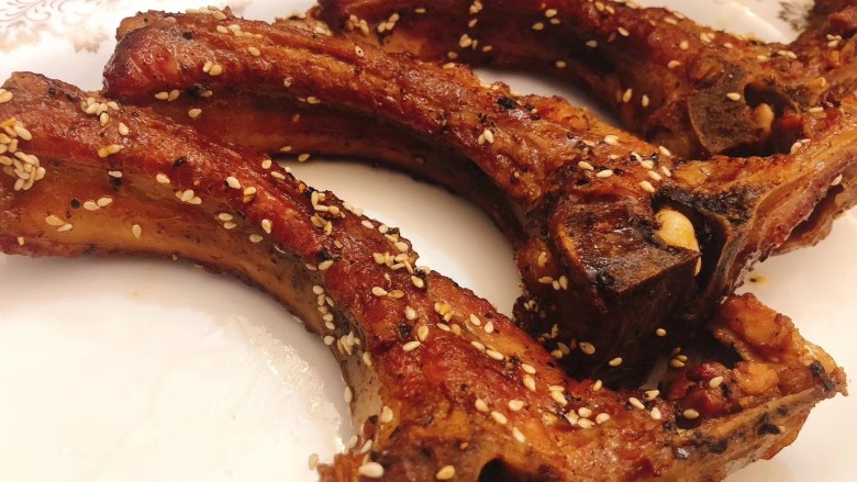 蒜香烤排骨,蒜香烤排骨就做好了,蒜香浓郁加上排骨肉汁的香味,再经过烤箱的烘烤,外焦里嫩的口感,让人顿时食欲大开。