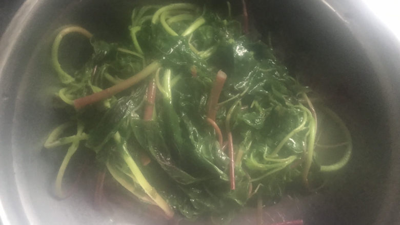 苋菜饺子🥟,捞出沥干水份,焯水加油和盐能使苋菜不变色