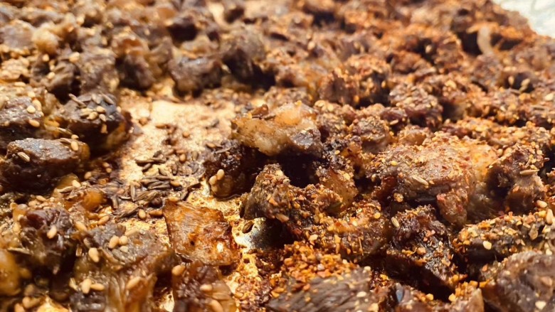 蒜香烤排骨,这个步骤忘记拍照了,用其他照片顶一下。锅中加少许油,待油温7层热时,放入白<a style='color:red;display:inline-block;' href='/shicai/ 10588'>糖</a>,炒至变色,放入排骨及剩余的葱、姜、八角,耗油、生抽、<a style='color:red;display:inline-block;' href='/shicai/ 762'>老抽</a>翻炒均匀,加入适量开水,没过排骨,加少许盐调味,大火烧开转小火炖30分钟左右,汤汁收好后加入蒜沫翻炒均匀盛出。