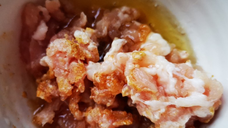 肉末炒豌豆,再加少许食用油,锁住瘦肉的水,抓拌均匀备用