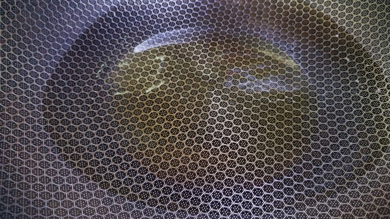 肉末炒豌豆,起锅烧热加适量食用油