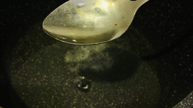 肉末炒豌豆,锅加清水,加少许食用油