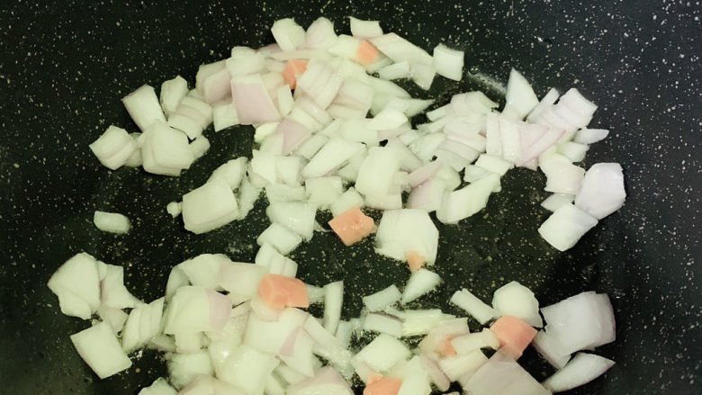 肉末炒豌豆,锅加食用油,加洋葱,大火炒香