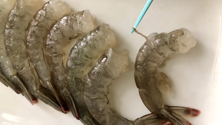 千丝万缕虾,一盘不够吃!,把虾洗净后,去头、去皮留下尾部,挑去虾线。