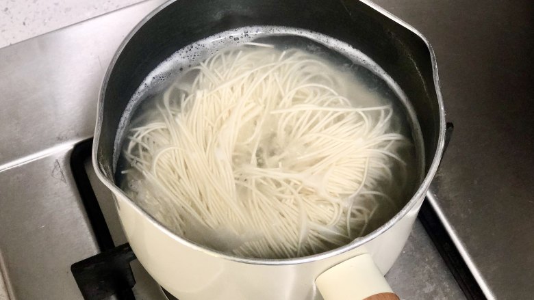 千丝万缕虾,一盘不够吃!,把细挂面下沸水里煮,煮至七八分熟即可,不用煮得太烂哦,因为还要烤。