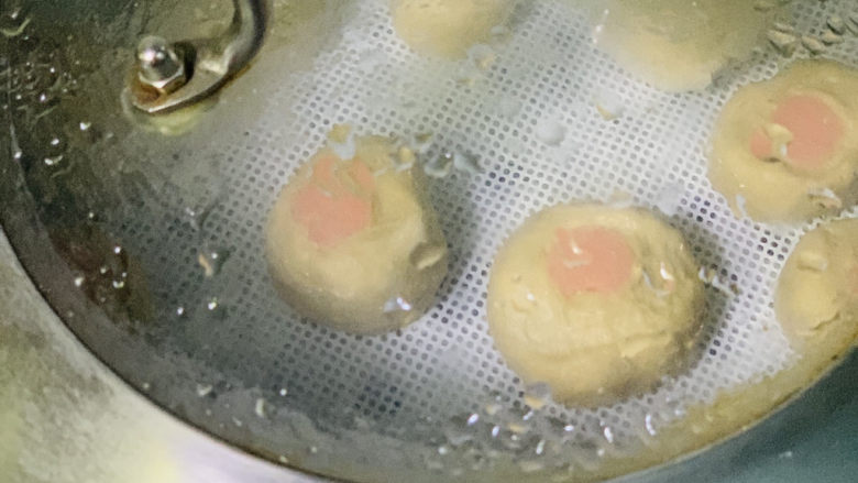 香肠馒头卷,调成中火,放上香肠馒头卷,盖上锅盖,蒸20分钟