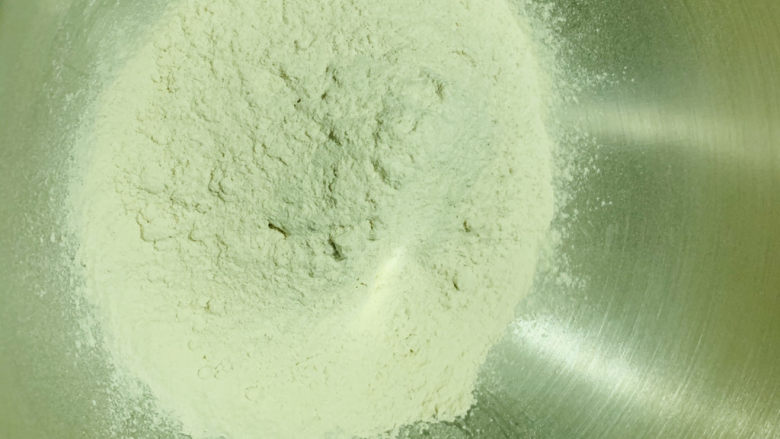 荞麦馒头,面粉300克,因为是自发粉,不需要加酵母粉