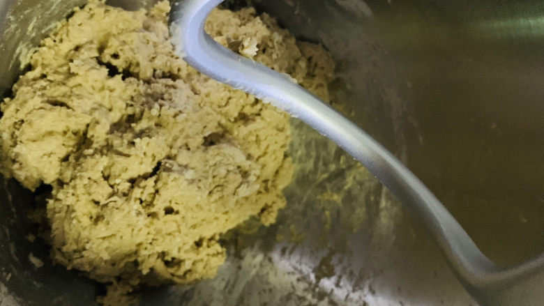 荞麦馒头,用厨师机搅拌成团,也可手揉