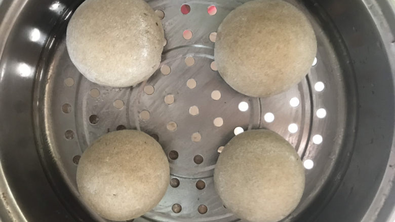 荞麦馒头,放在蒸屉中二次醒发20分钟,检查是否醒发好,用手轻轻按馒头坯,能快速回弹就是醒发好了