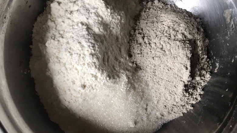 荞麦馒头,荞麦面的面筋少,要多放点普通面粉,口感会更好,称好面粉在盆里,加入10克白糖