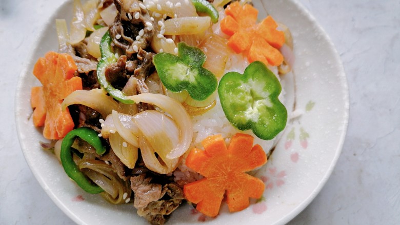 日式肥牛饭,盛一小碗<a style='color:red;display:inline-block;' href='/shicai/ 507'>米饭</a>倒扣在盘内,放上洋葱和肥牛。