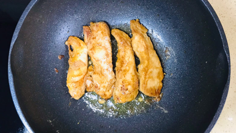 酱香鸡胸肉,转小火,慢火煎至金黄色后,翻过来,继续将另一面煎至金黄色
