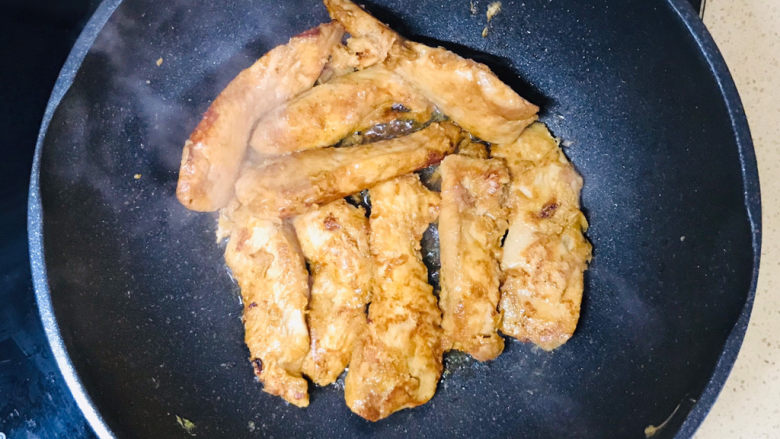 酱香鸡胸肉,全部煎成金黄色,就可以关火起锅了