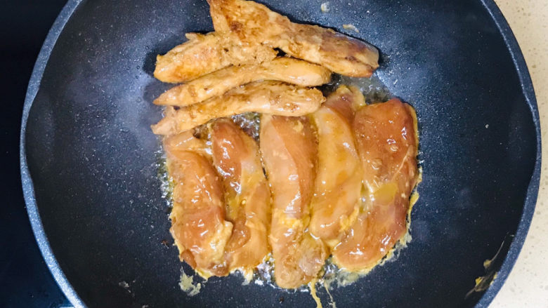 酱香鸡胸肉,将已经煎成八成熟的鸡胸肉,移至锅边,继续码放鸡胸肉,慢火煎成金黄色