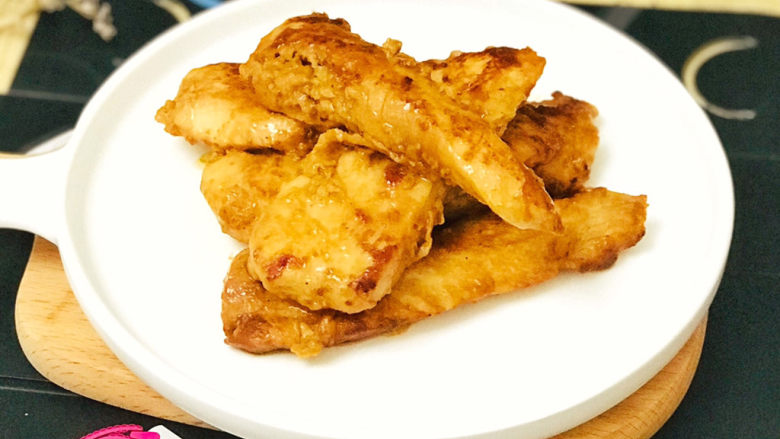 酱香鸡胸肉,装盘食用吧,酱香味浓郁的鸡胸肉非常美味