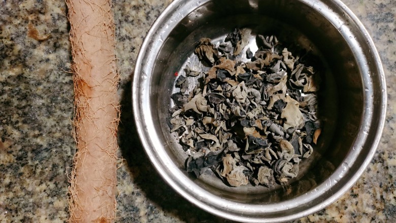 木耳炒山药,淮山一根,一点干的木耳
