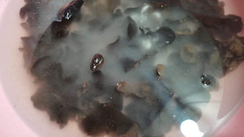 木耳炒山药,黑木耳加上一勺淀粉,盖上盖子,上下摇晃几下,这样黑木耳里面的脏东西就很容易清洗掉了