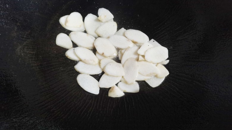 木耳炒山药,热锅,倒入食用油,下山药片爆炒一会