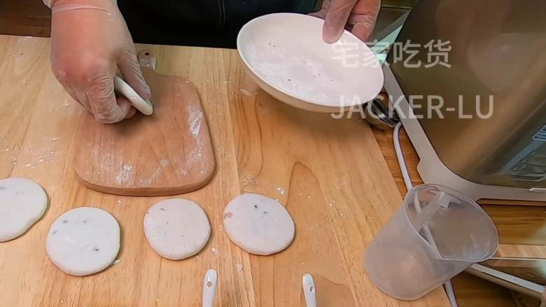 糯米红豆饼,超简单甜品,无需揉面,超喜欢这种软软糯糯的甜品!,把豆沙馅包入面团,用手把面团压成扁平状,有白芝麻的话可以脸面沾一点 。