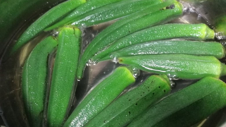 秋葵炒鸡蛋,焯水30秒,捞出。可以去掉草酸,促进钙质和蛋白质的吸收。
