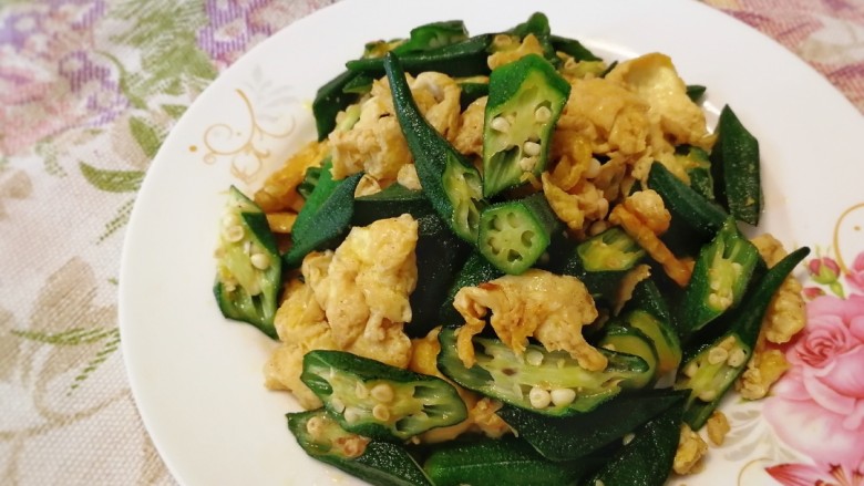 秋葵炒鸡蛋,盛盘。秋葵脆爽,鸡蛋嫩滑。
