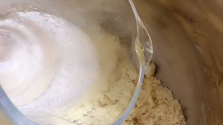 咖喱鸡肉面包,将前五种材料放入和面机中,分次加入冰水(广州目前35度)