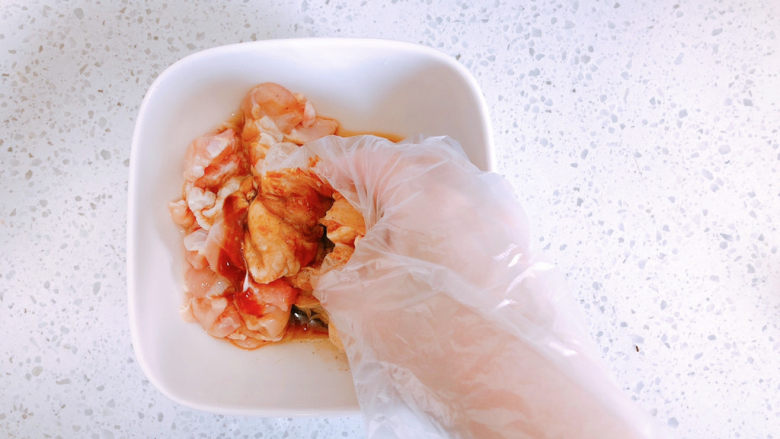 香菇焖鸡,抓匀,并加入香菇片。