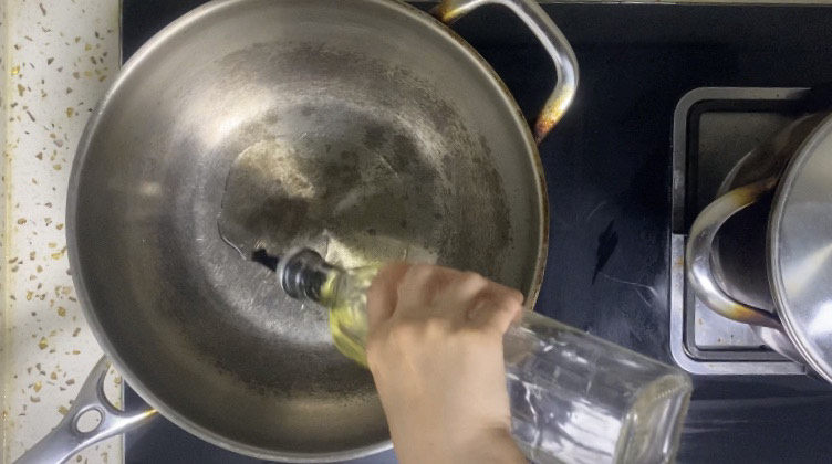 香菇焖鸡,起锅烧油,加10g食用油
