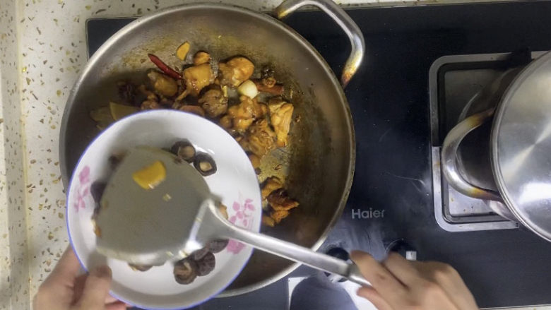 香菇焖鸡,炒至调料变色后下香菇,这样香菇味会更浓