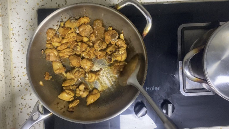 香菇焖鸡,翻炒均匀,让每一块鸡块裹上糖色