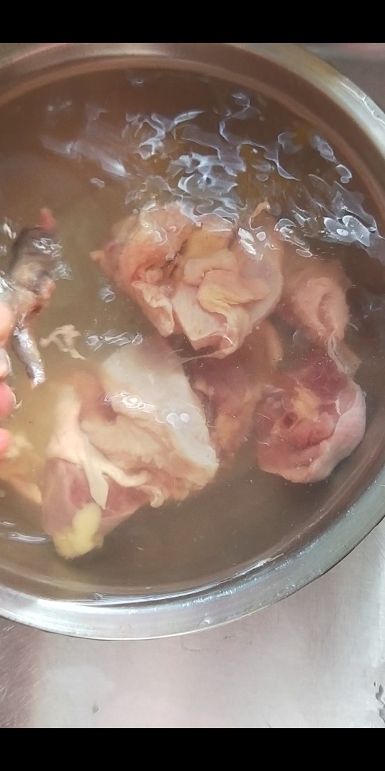 香菇焖鸡,不用焯水多洗几遍。
