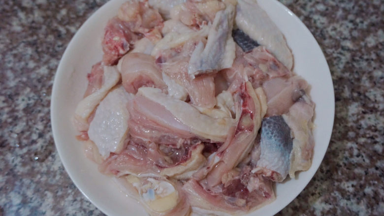 香菇焖鸡,<a style='color:red;display:inline-block;' href='/shicai/ 94'>鸡肉</a>切小块并洗干净